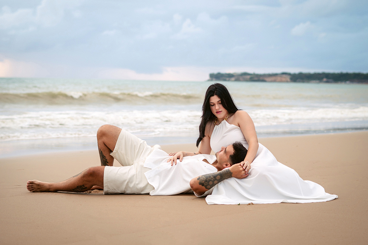 Fotos de casal no litoral de João Pessoa com paisagens naturais e clima romântico.