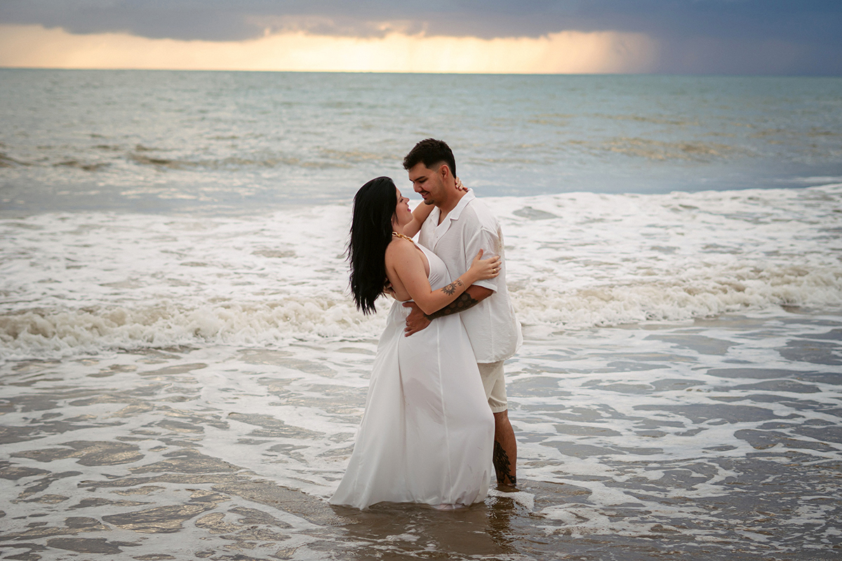 Cabo Branco iluminado pelo amanhecer durante ensaio de amor do casal Rayssa e Victor.