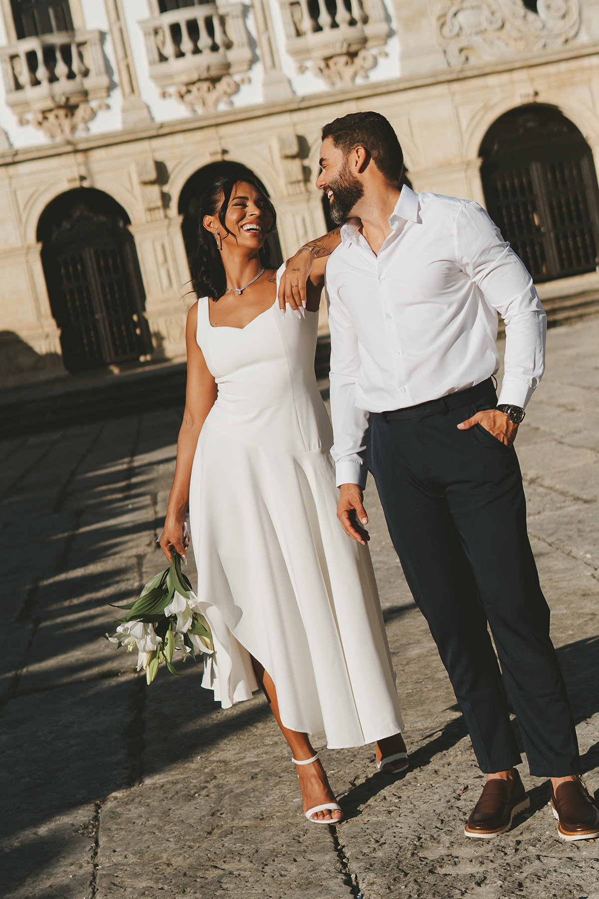 Ensaio pré casamento ao pôr do sol, na praia ou em locações exclusivas. Um registro único do início da sua nova fase.