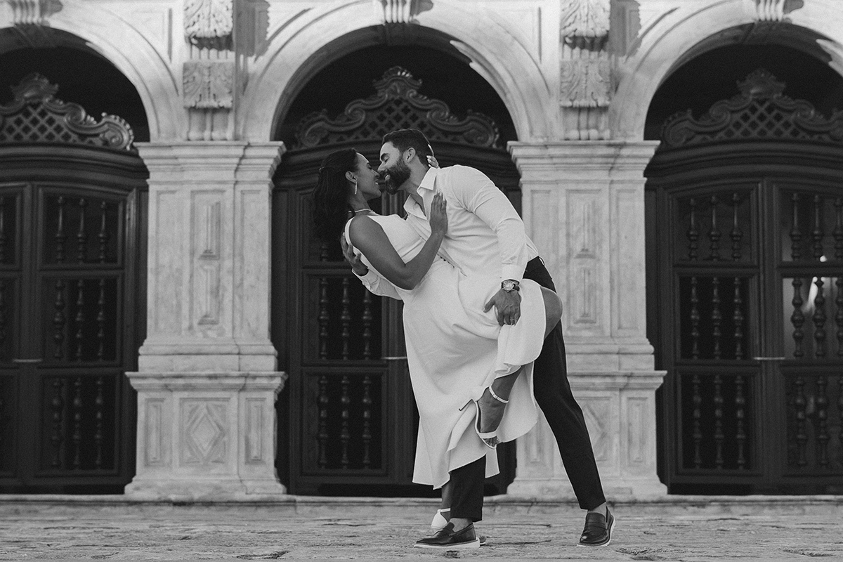 Ensaio de casal romântico e natural, perfeito para quem quer fotos verdadeiras e cheias de sentimento.
