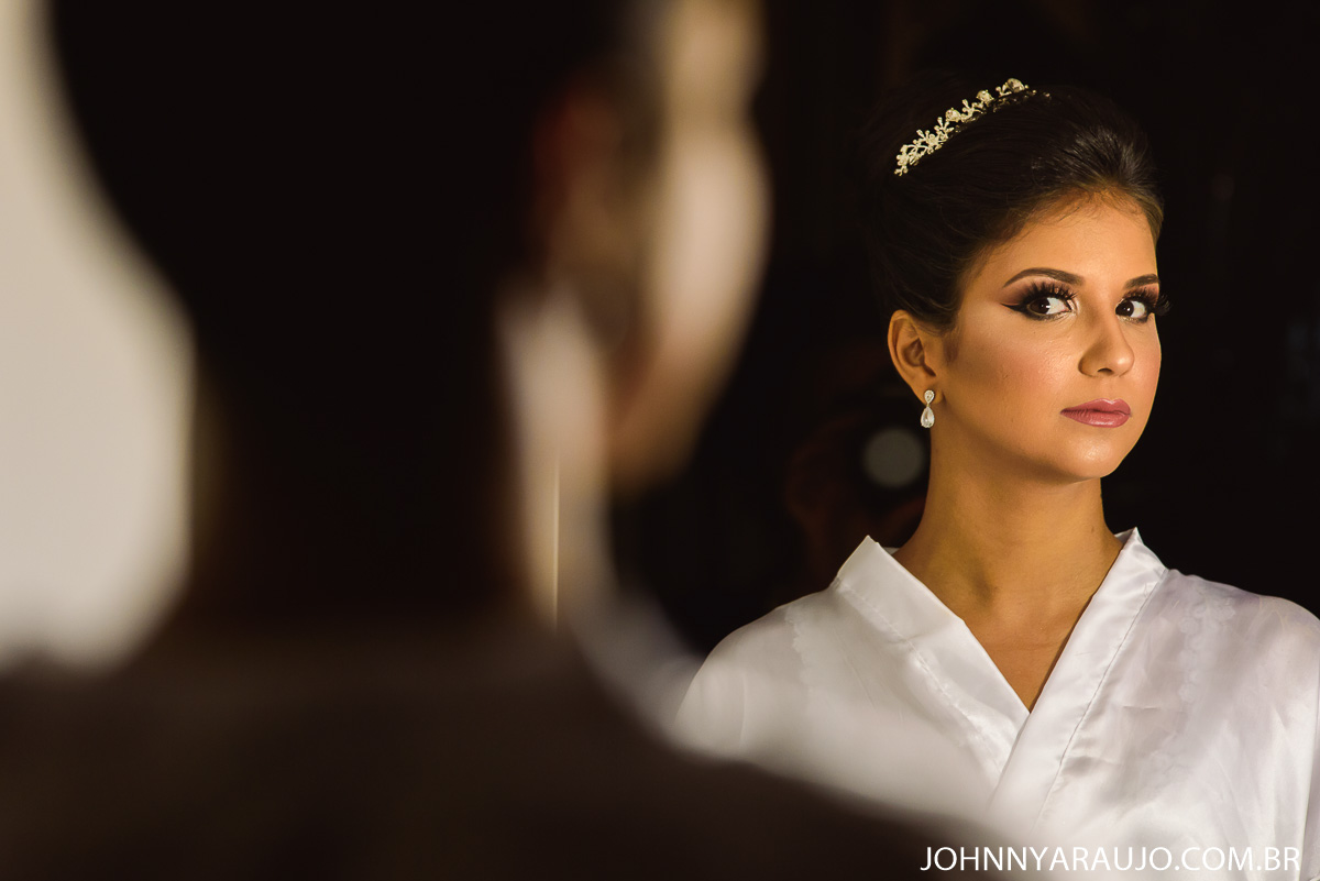 últimos detalhes no preparativo da noiva no casamento