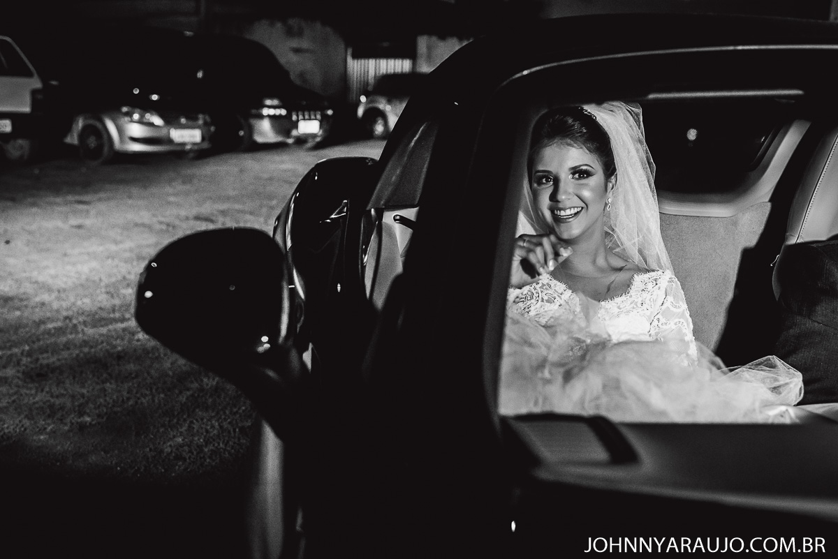 noiva chega no casamento em grande estilo