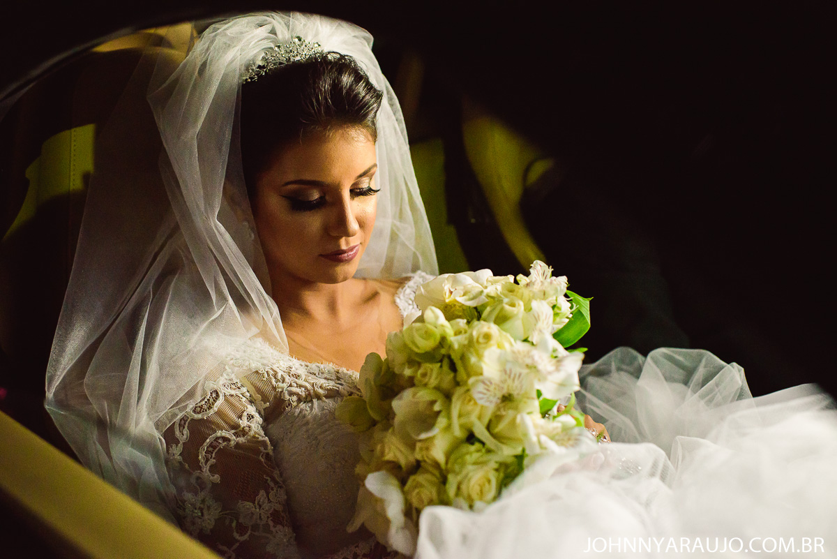 detalhes de uma linda noiva em seu casamento