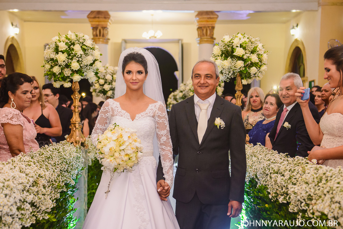 entrada da noiva e seu pai na cerimonia de casamento