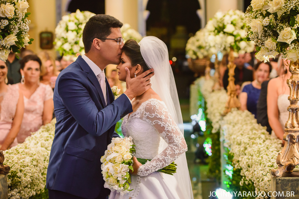 noivo recebe a sua amada no altar