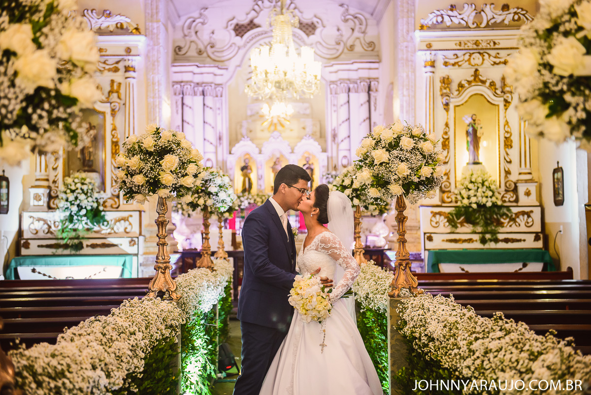 momento na saida dos noivos em seu casamento
