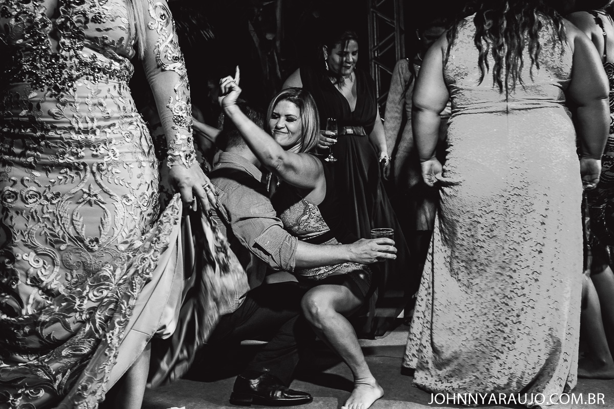 quando a festa é animada todos vão até o chão