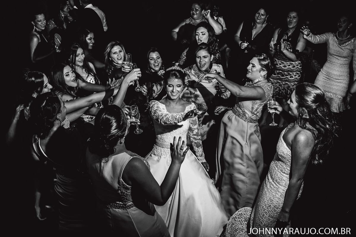 noiva e suas amigas madrinhas no dia de seu casamento tão sonhado