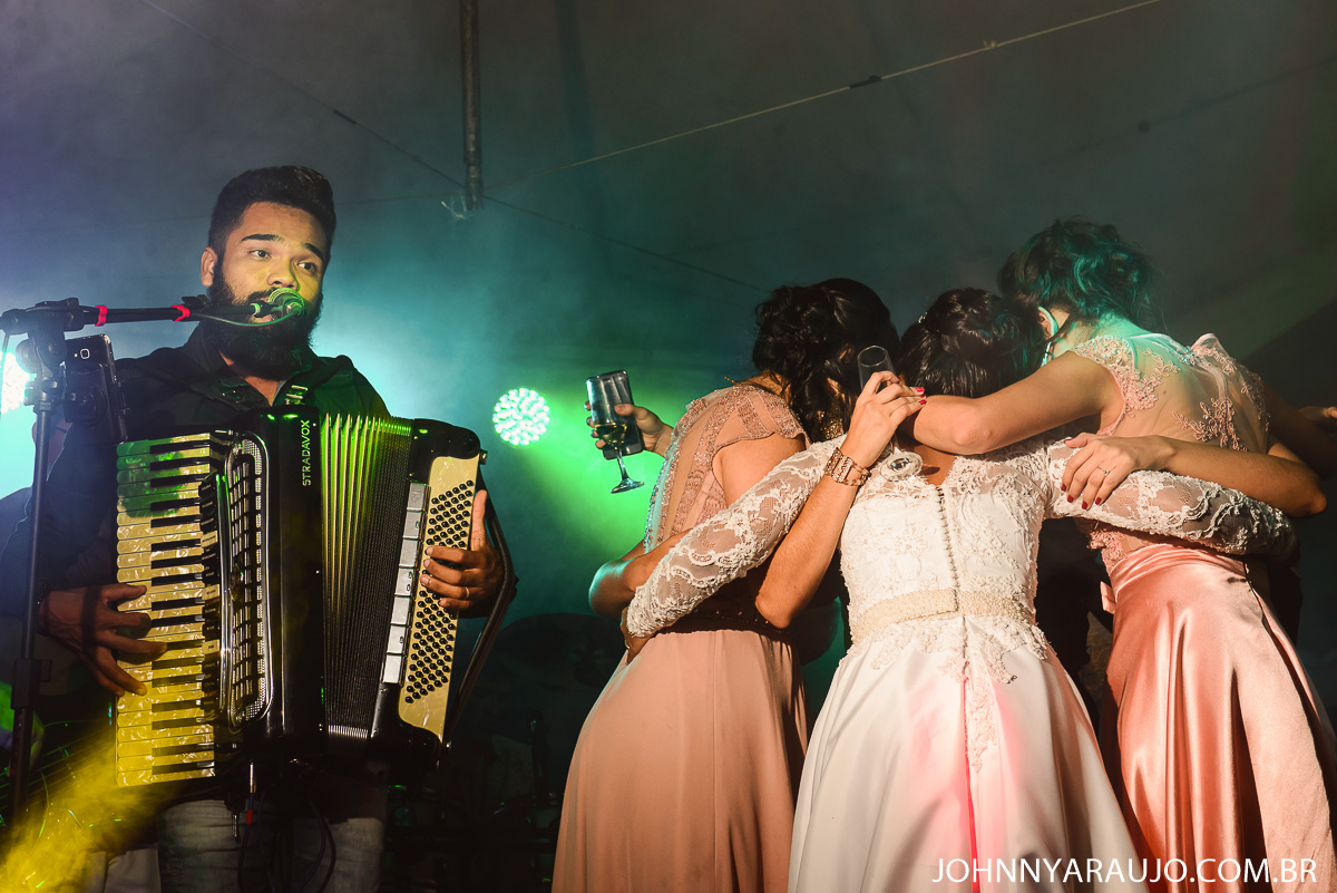 ao som da sanfona os noivos curtem o dia mais importante de suas vidas