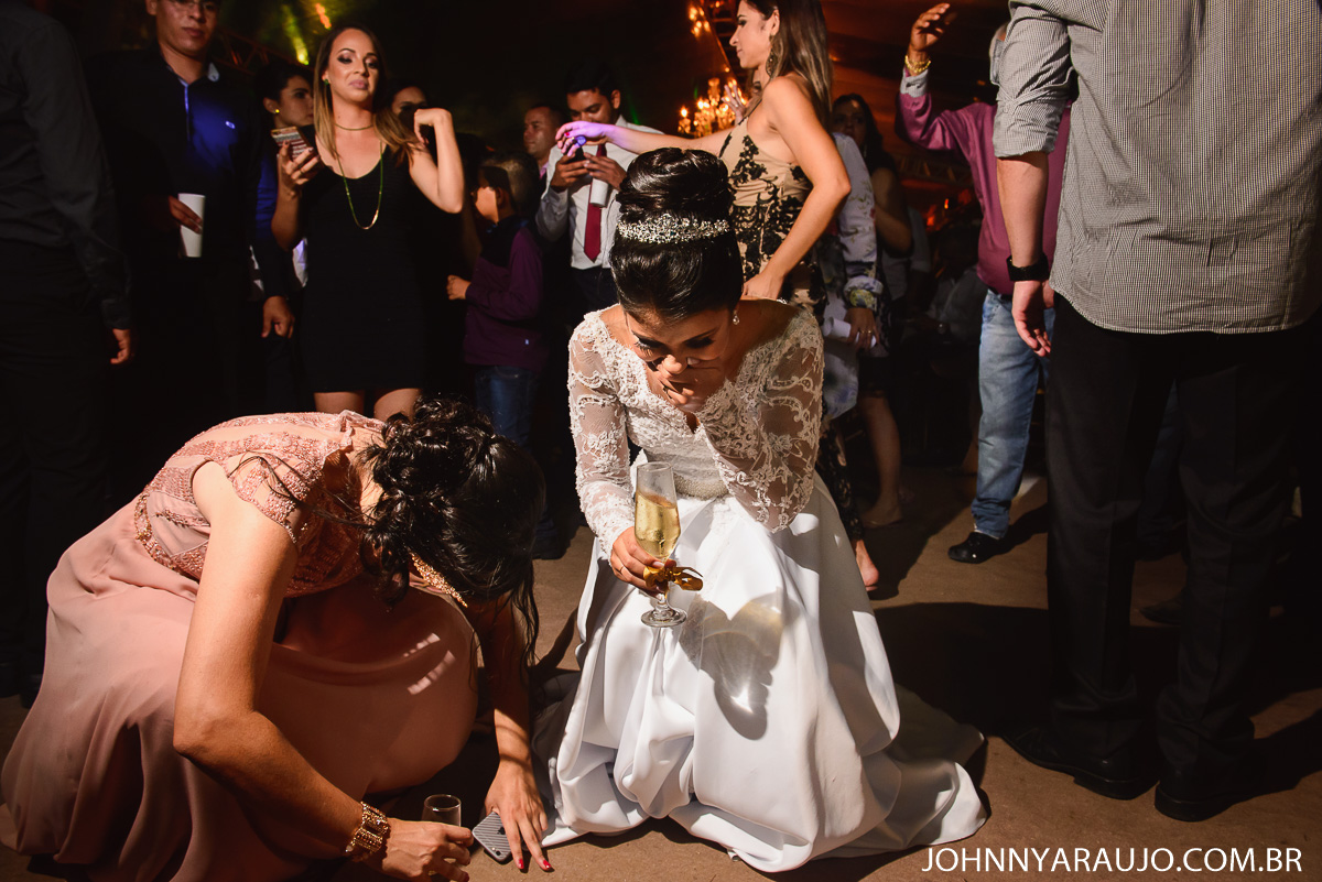 noiva não aguenta e solta a risada na festa