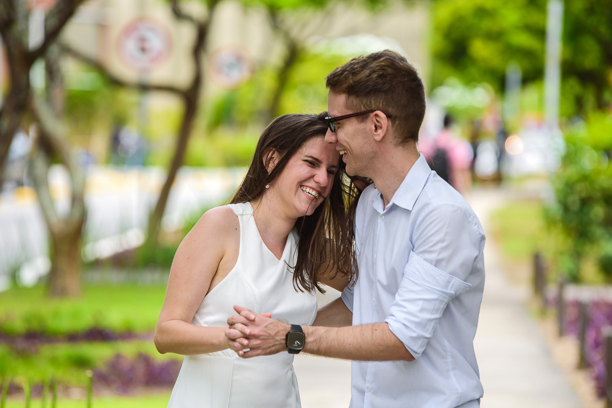 ensaio dos noivos descontraidos