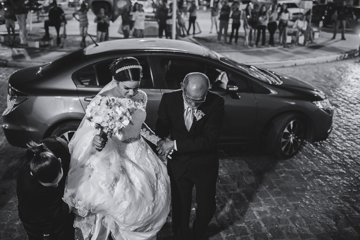 entrada da noiva, e a noiva chega ate a igreja em grande estilo