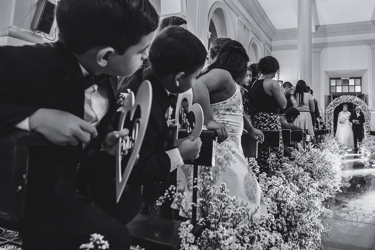 entrada da noiva na cerimonia de casamento