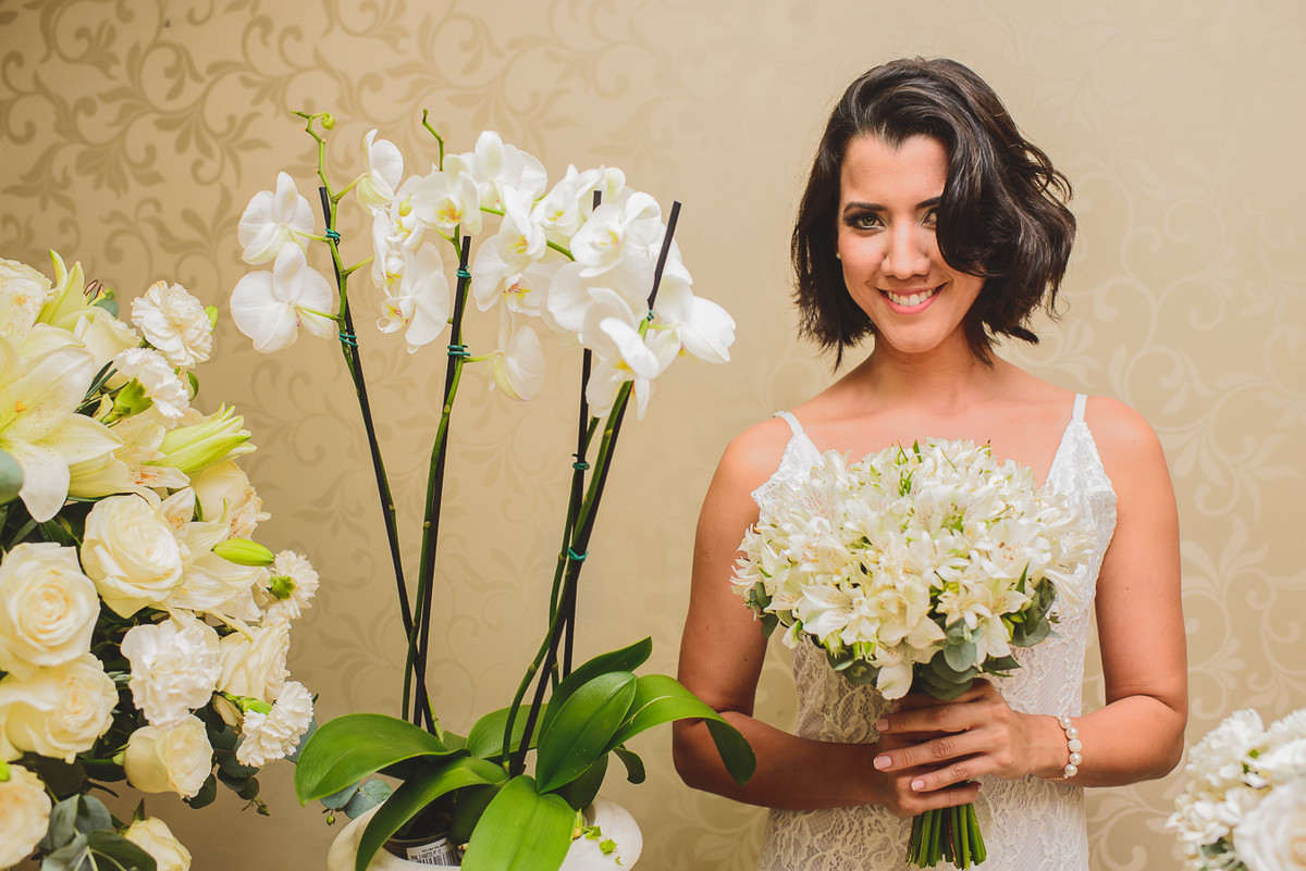 noiva e seu olhar sobre o bouquet