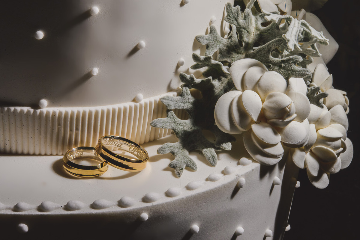 bolo de casamento e alianças