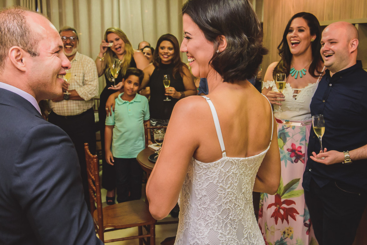 noiva se emociona com homenagem do noivo