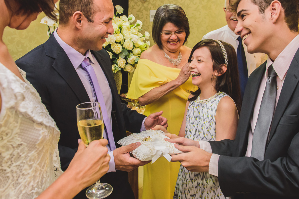 o cupido que entrega as alianças para oficializar o momento unico