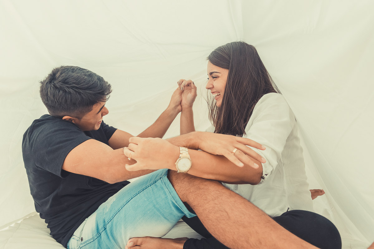 noiva faz cocegas no noivo e ele não registe e cai na brincadeira