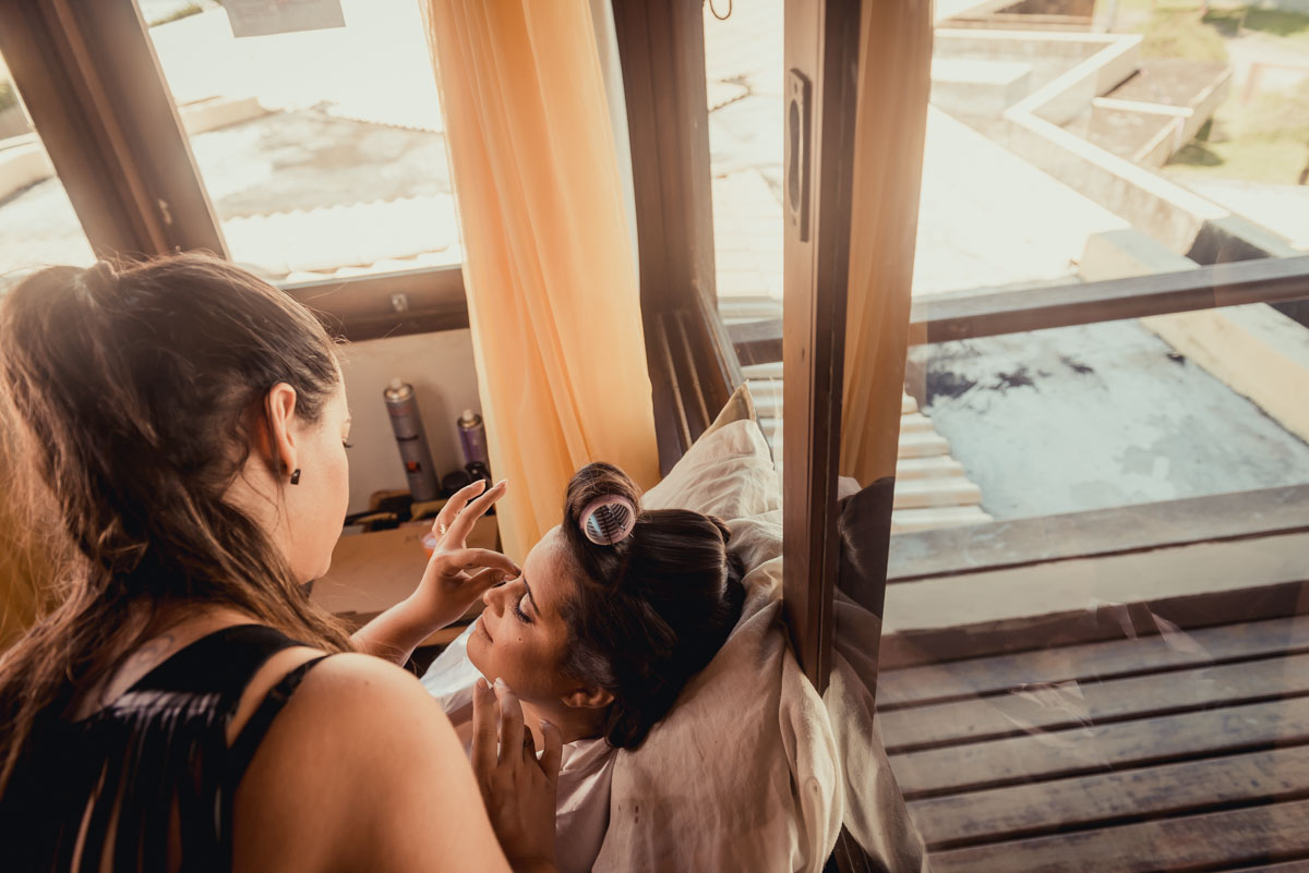 maquiando a noiva no dia de seu casamento