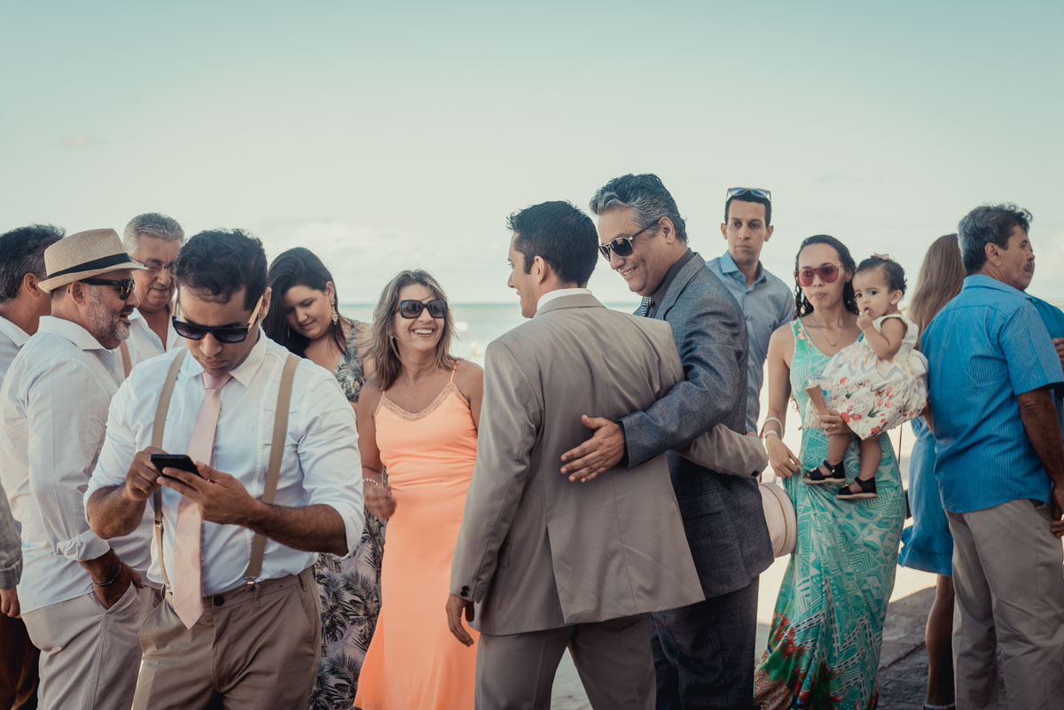 noivo recepciona seus convidados com muita alegria