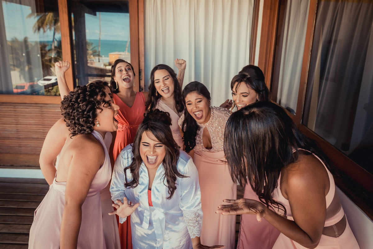 noiva e madrinhas se divertem no dia de seu casamento