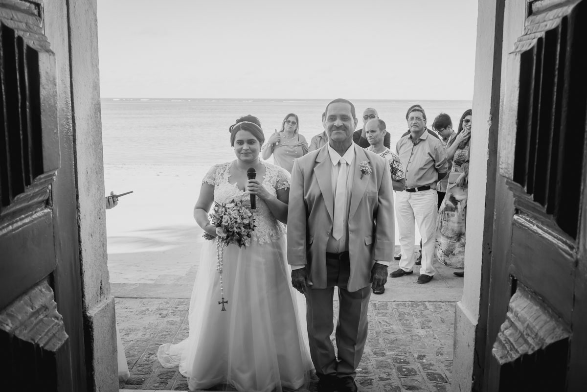 a noiva Juliana fazhomenagem para o noivo