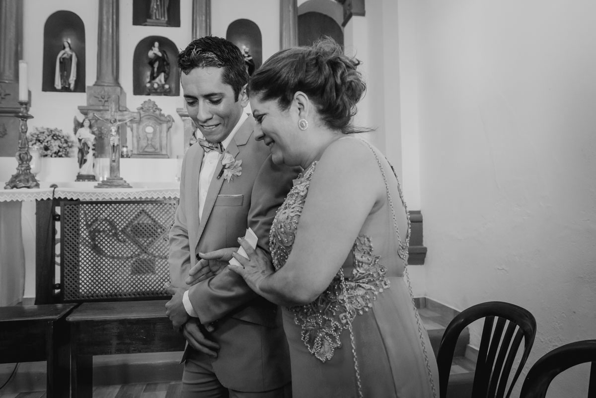 noivo e mãe se emocionam em ver sua furura esposa