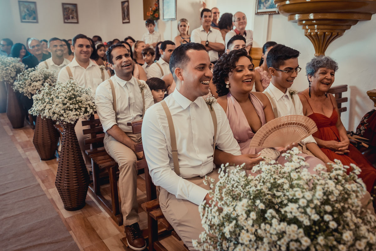 familiares se divertem em cerimonia de casamento