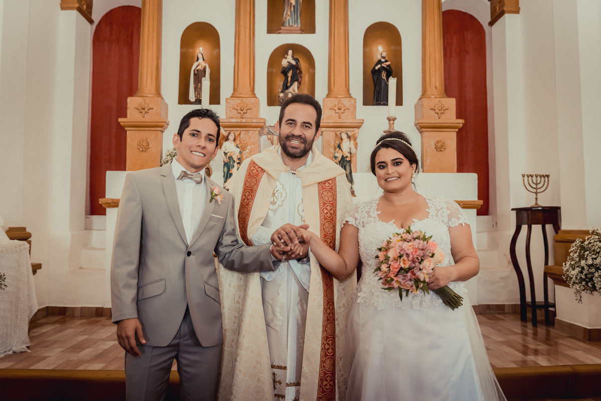 foto com o padre na igreja