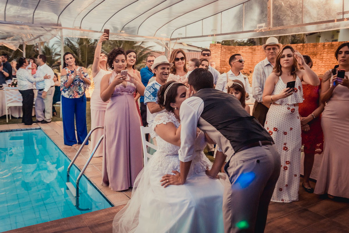 beijo na festa de casamento