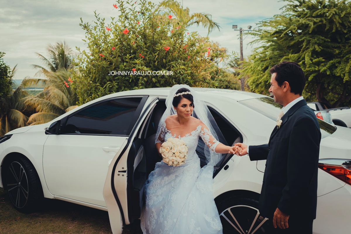 pai entrega mão de sua filha em casamento