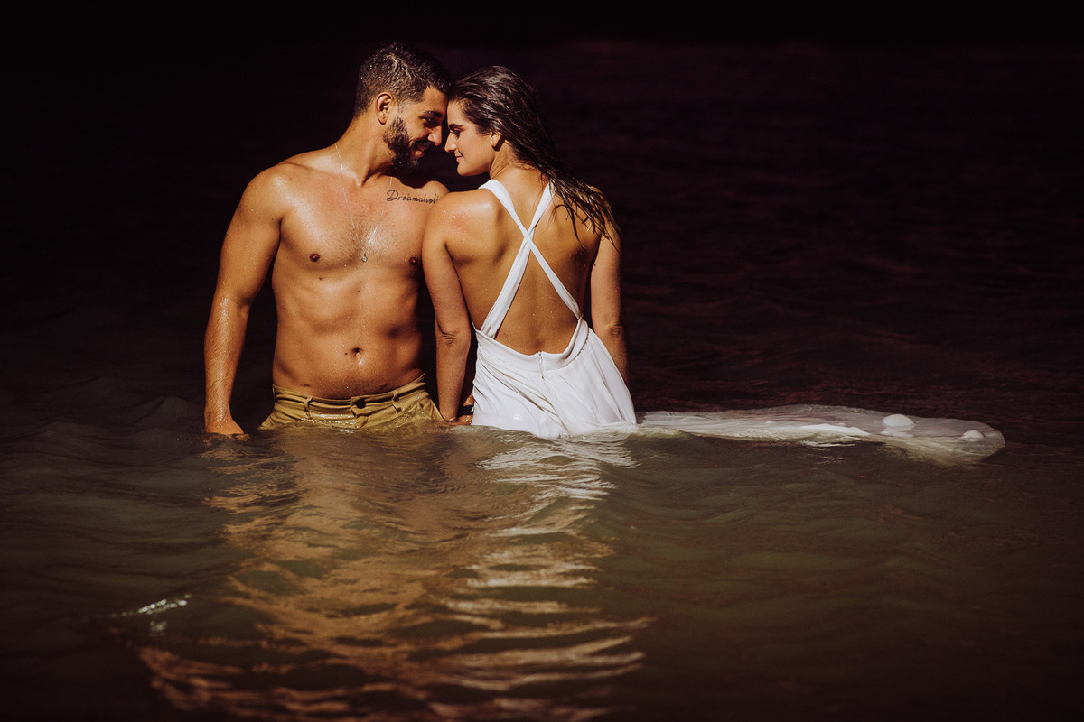 retrato dos noivos na água