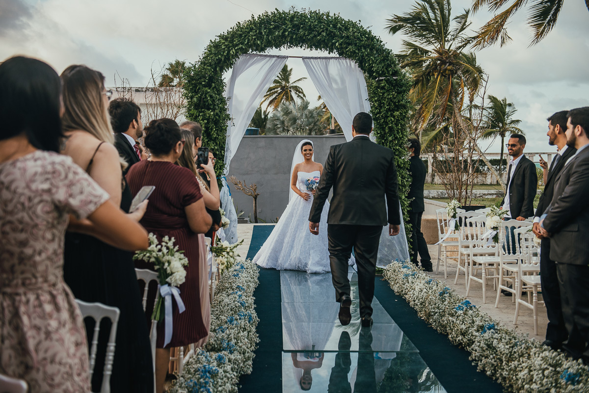 noivo vai ate a noiva na cerimonia de casamento 