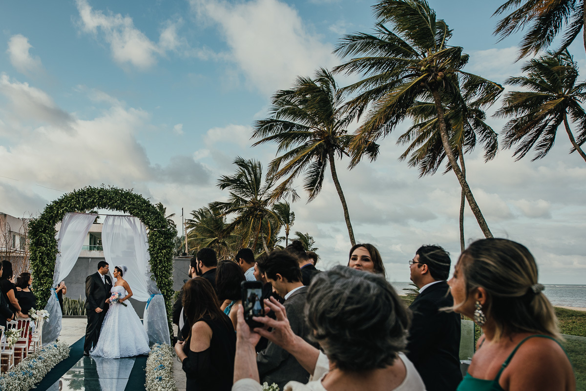 recebendo o noivo na entrada