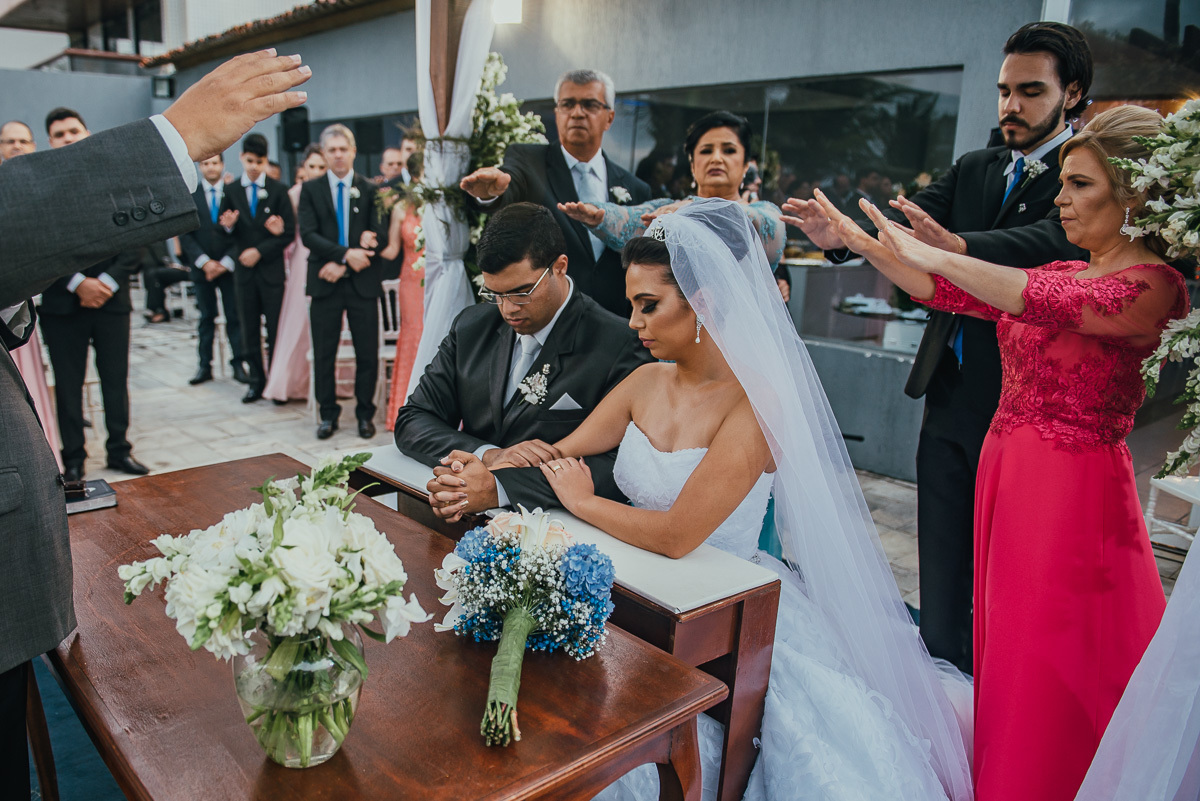 noivos recebem a benção no dia do casamento junto a seus familiares e amigos