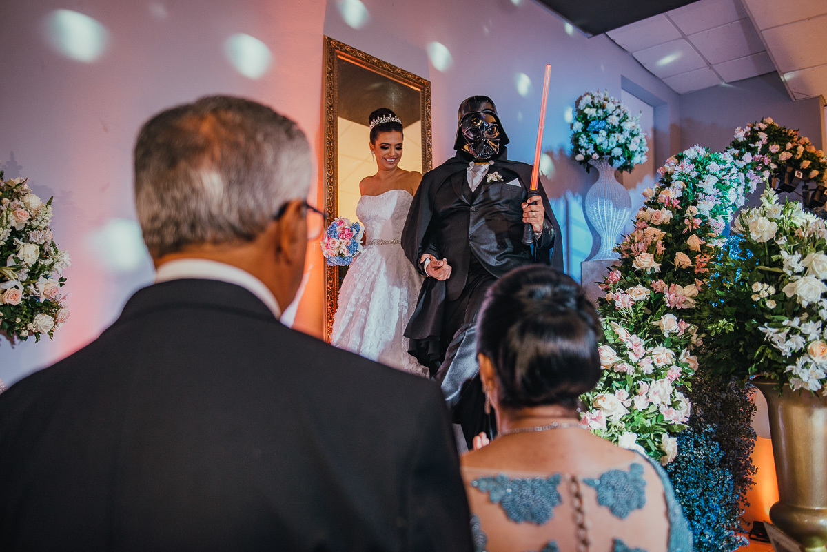 pais recebem os noivos na entrada da recepção de casamento