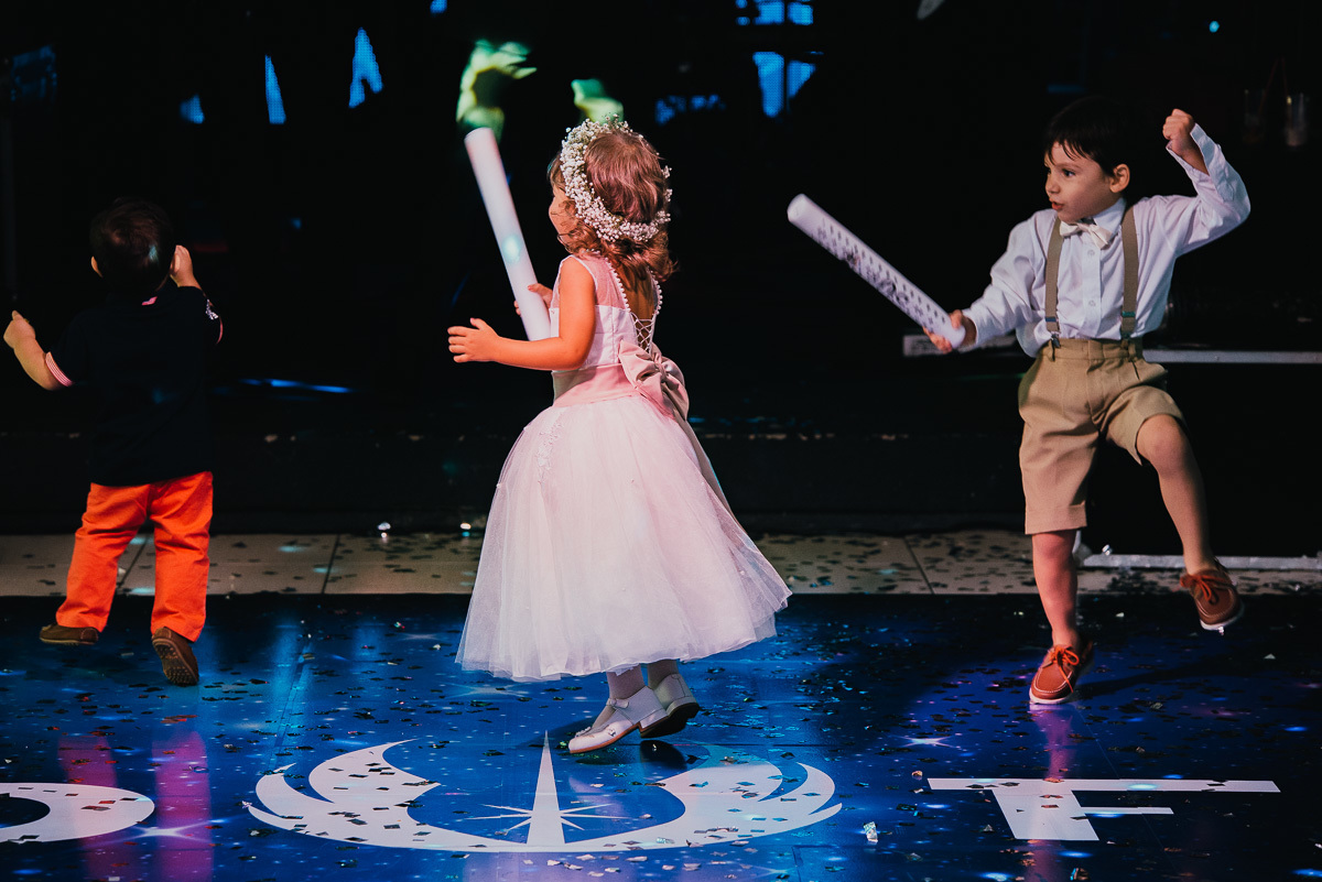 Daminha e pajem na festa de casamento