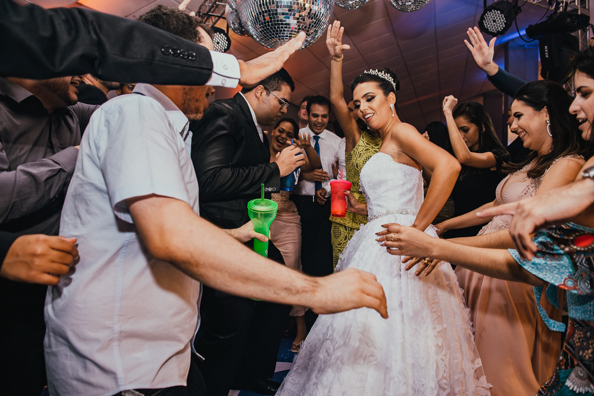 noivos se divertem com familiares e amigos em festa de casamento 