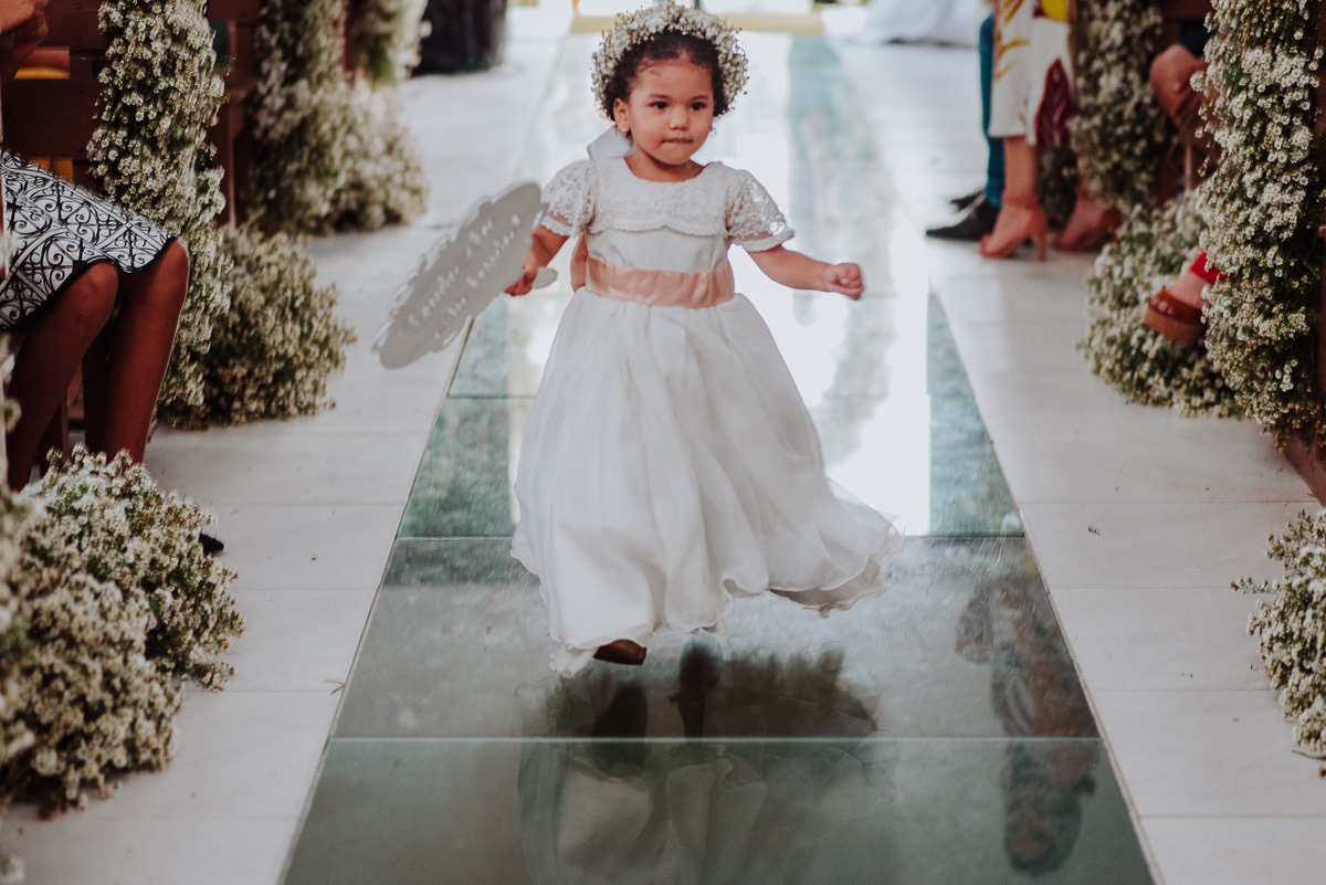 daminha entra correndo na igreja durante a cerimonia de casamento