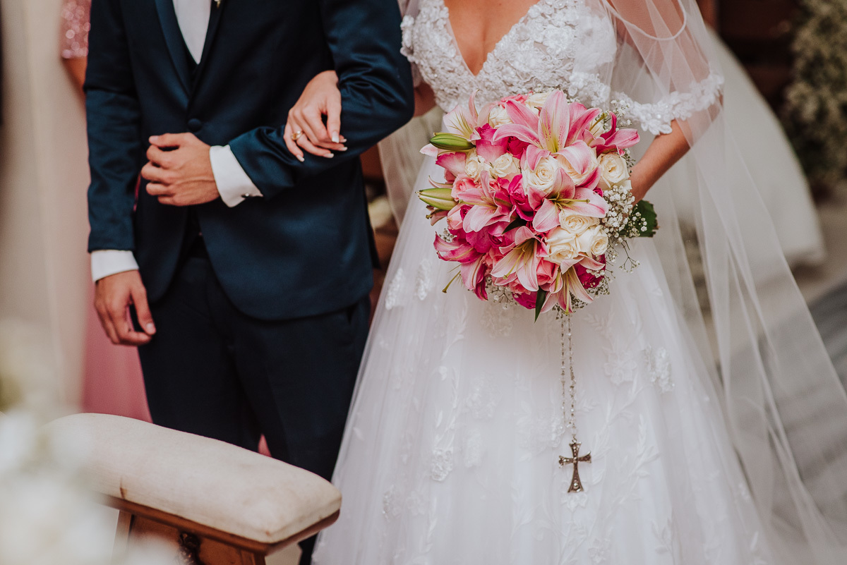 buquê de noiva e terço