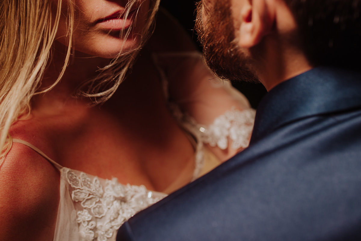 retrato da noiva e noivo apos a cerimonia de casamento