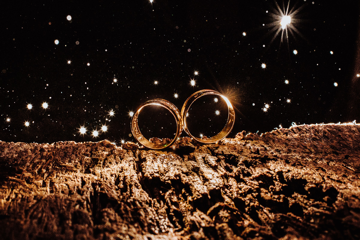 O casamento é formado por duas joias, aliança de noivado