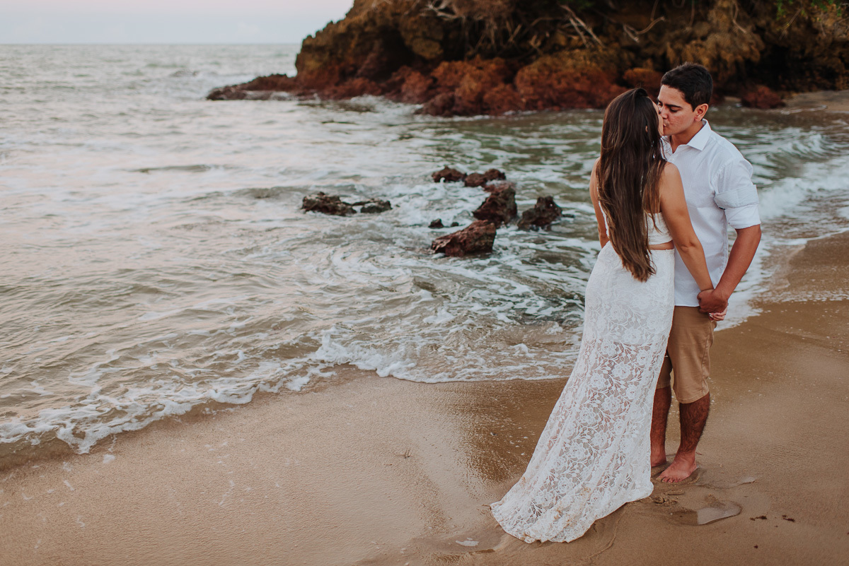 Ensaio dos noivos, João Pessoa, Praia, Coqueirinho, Tambaba, Litoral Sul, Johnny Araújo, John, Pré-wedding, Pré-casamento, Nordeste, Noina, Vestido de Noiva, Fotografo, Jo, Praia, Mar, Por do Sol