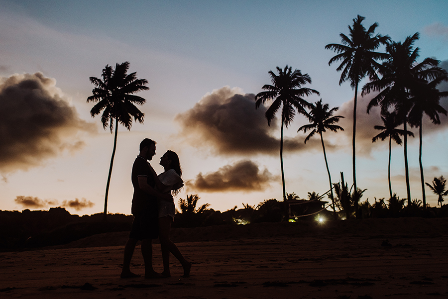 por do sol em praia de coqueirinho