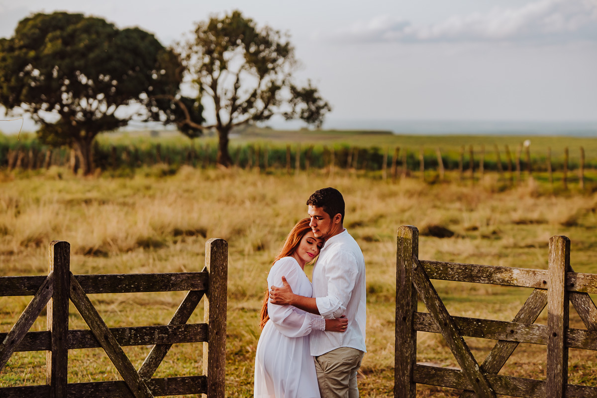 Muito amor envolvido no ensaio pré-casamento no pátio da casa de campo na cidade de pedras de fogo em Itambé Pernambuco