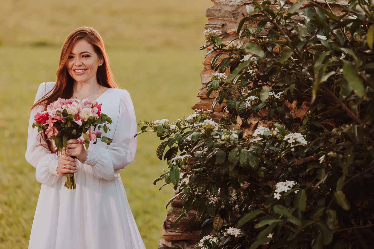 Jardins da casa decampo com a noiva Marília e seu lindo Buquê de Casamento