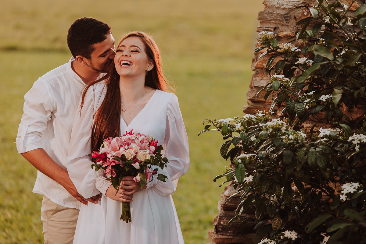 Fotografia de casamento no campo, com o buquê mais lindo feito especialmente para o casal