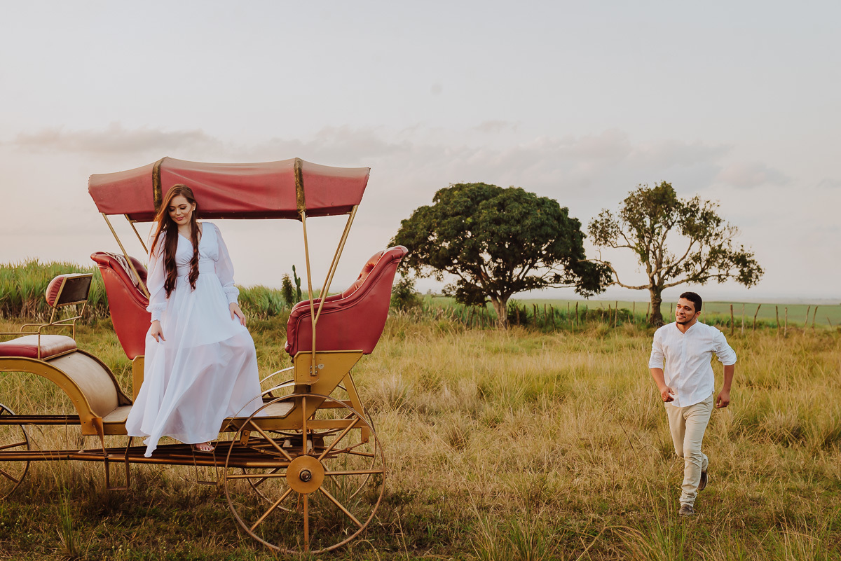 Ensaio de casamento na carruagem da casa de campo em pernambuco