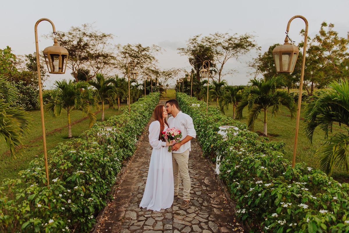 Vestido e buquê de noiva para ensaios pré-casamento