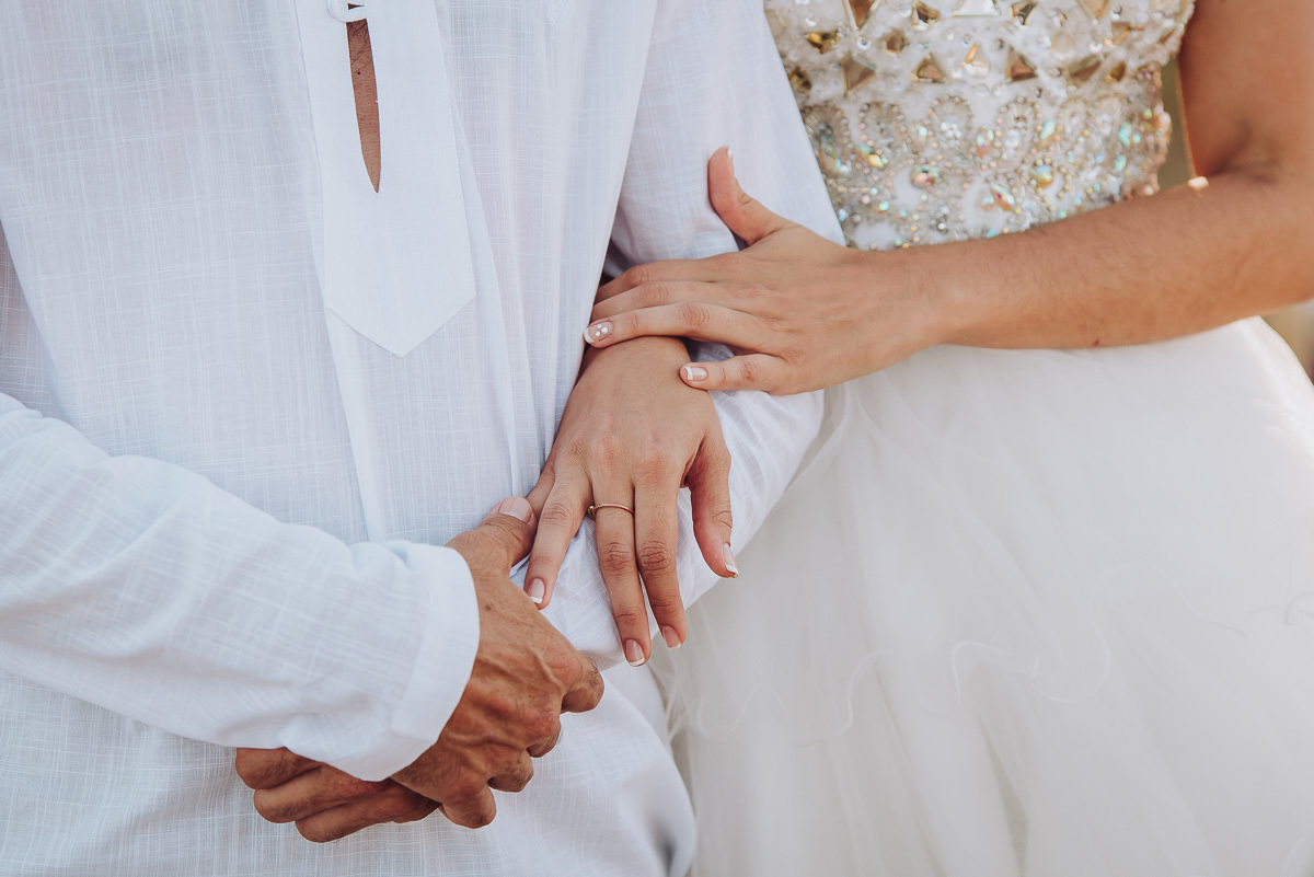 noivos trocam carinho durante a cerimonia de casamento